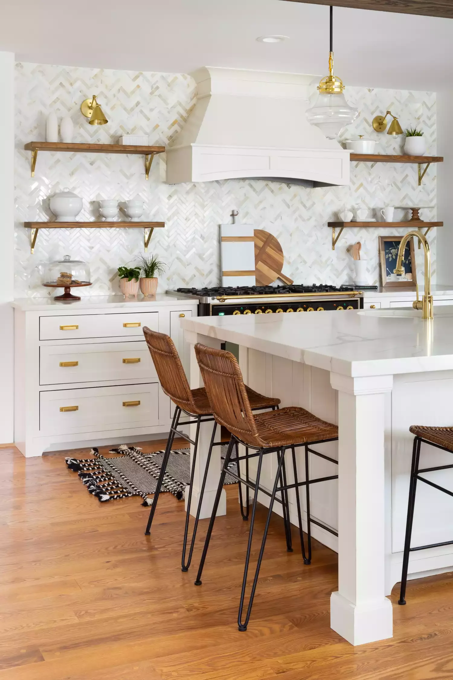 37 Timeless Traditional Kitchen Designs That Create the Perfect Cozy Home 32 Farmhouse Accents