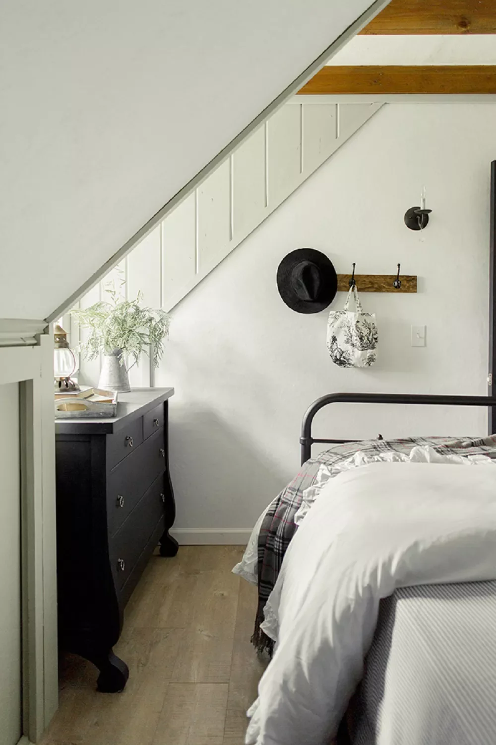 49 Stunning Farmhouse Bedroom Designs That Will Transform Your Space 43 Farmhouse Attic Bedroom