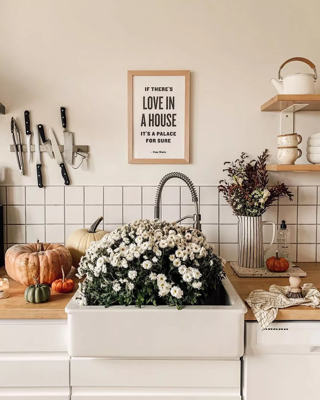 24 Subtle Fall Kitchen Decorating Ideas That Bring Perfect Autumn Warmth 3 Farmhouse Decor