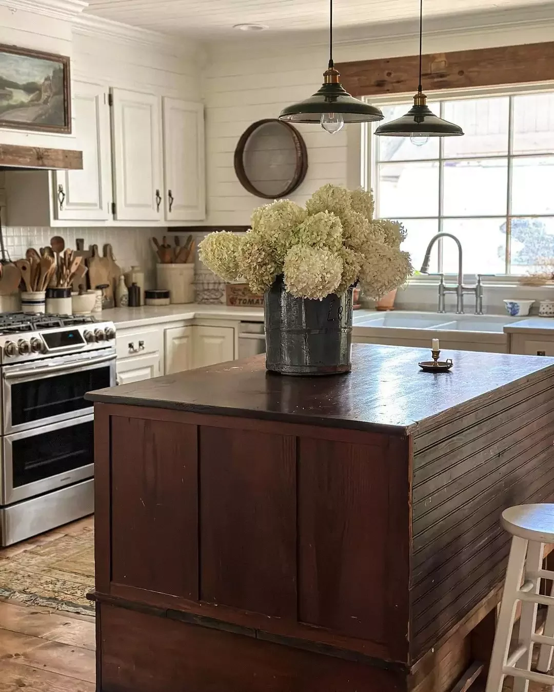 68 Charming Farmhouse Kitchen Ideas That Never Go Out of Style Farmhouse Kitchen With Fresh Flowers