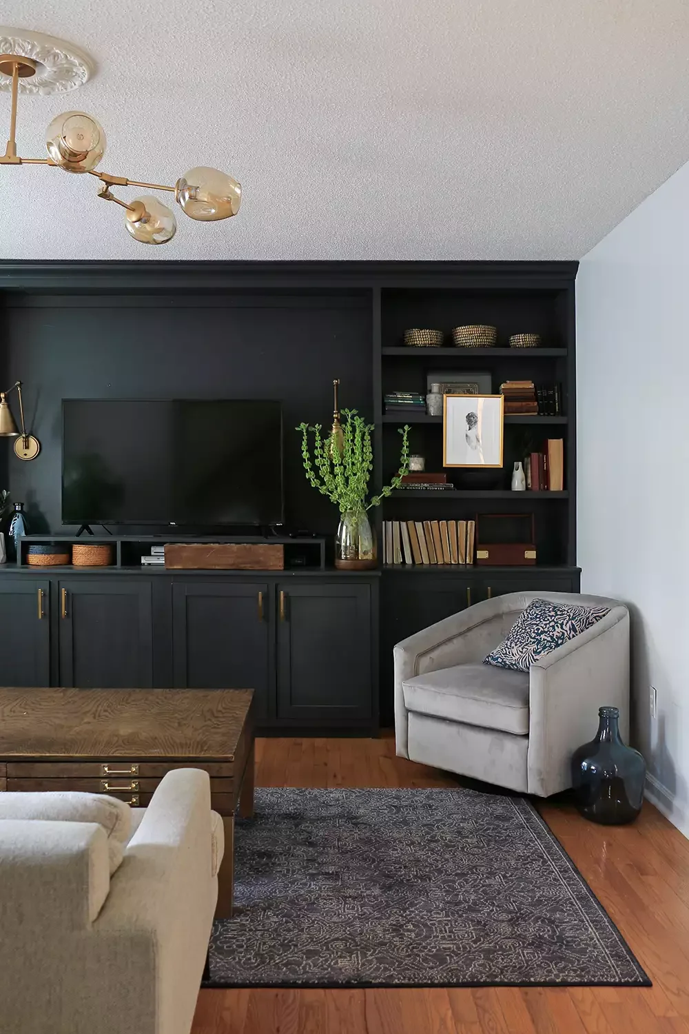 30 Dark and Dramatic Living Rooms That Will Transform Your Space Feature a Moody Accent Wall