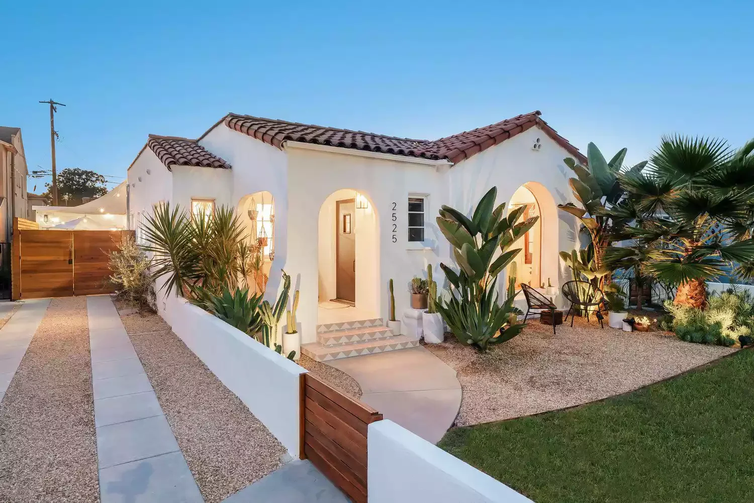 25 Front Patio Ideas That Transform Into an Inviting Haven Fence It In