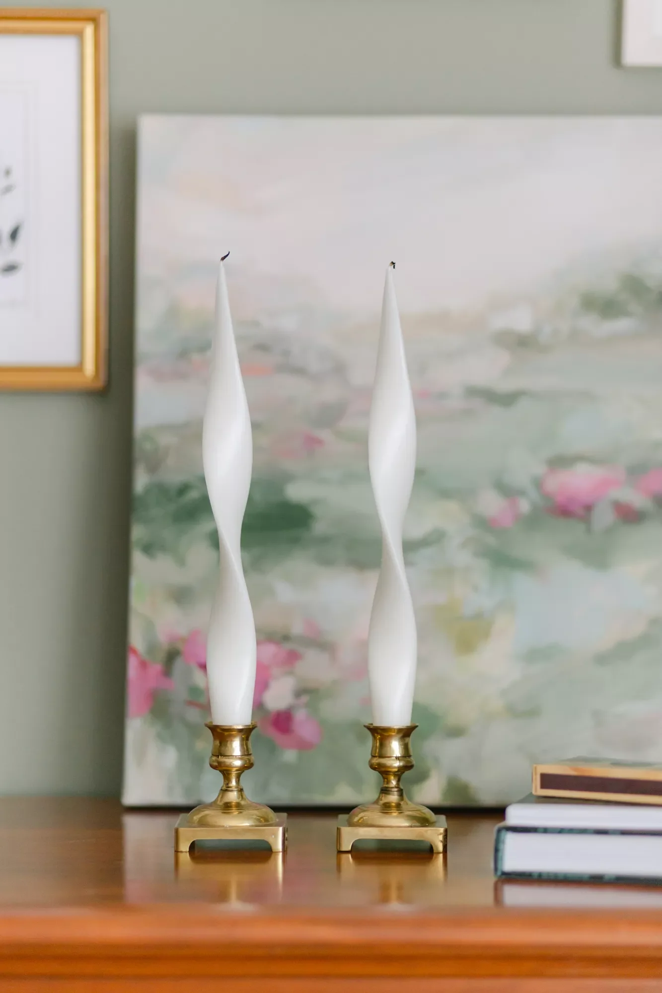 20 Brilliant Ways to Decorate Your Home with Candles 2 Finish Off a Stylish Vignette