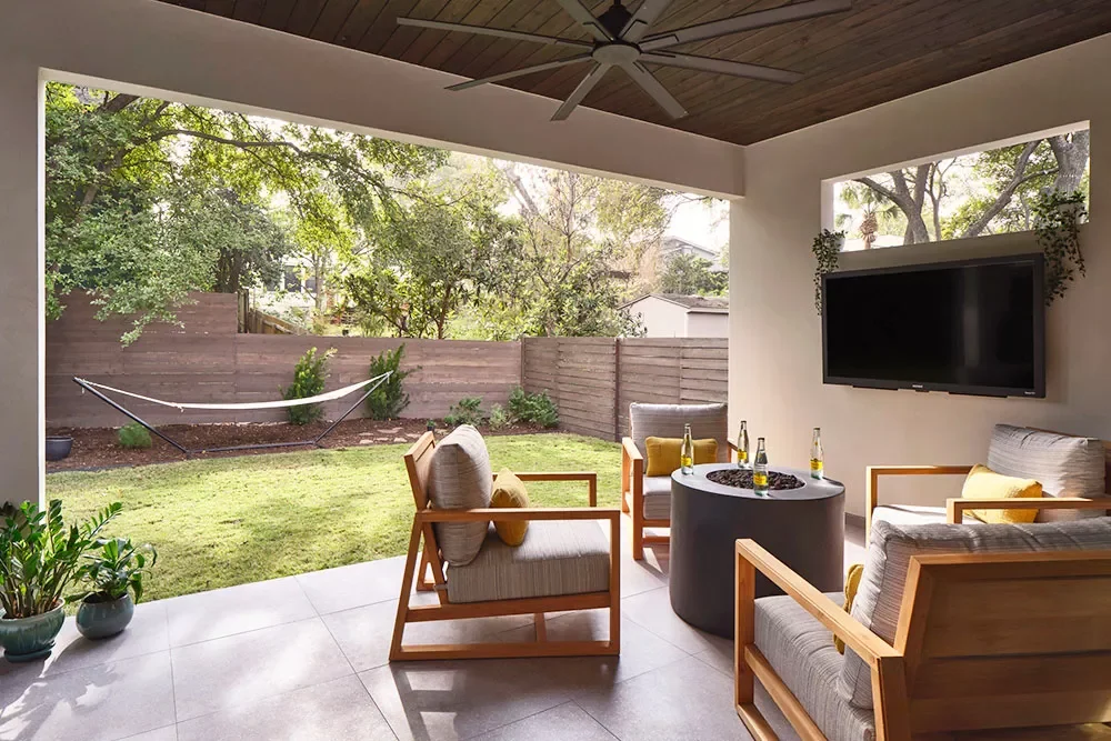 22 Brilliant Outdoor TV Ideas That Transform Your Backyard Into an Entertainment Paradise 20 Fire Pit Area With TV