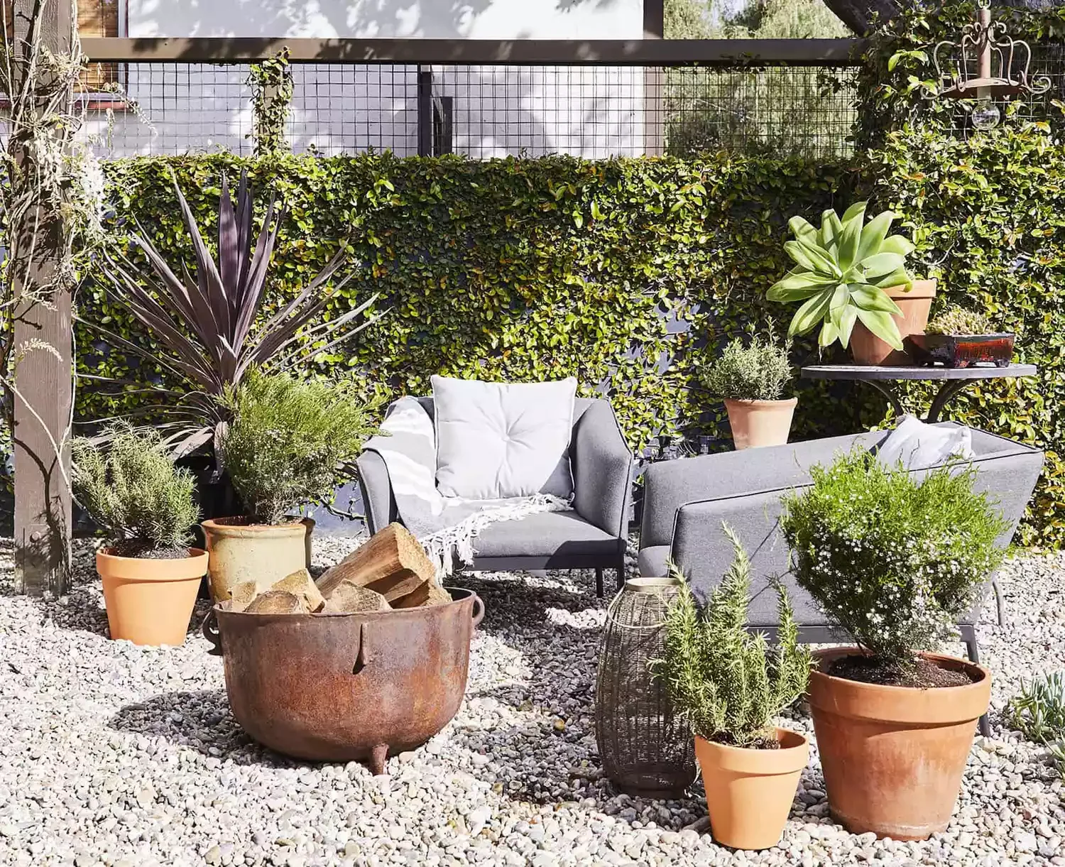 25 Stunning Fire Pit Landscaping Ideas That Transform Your Backyard Into an Entertainment Paradise 14 Fire Pit Surrounded by Greenery Wall