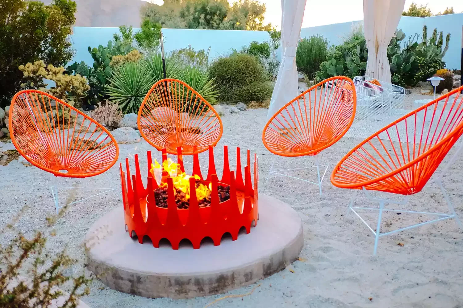 25 Stunning Fire Pit Landscaping Ideas That Transform Your Backyard Into an Entertainment Paradise 3 Fire Pit With Desert Landscape