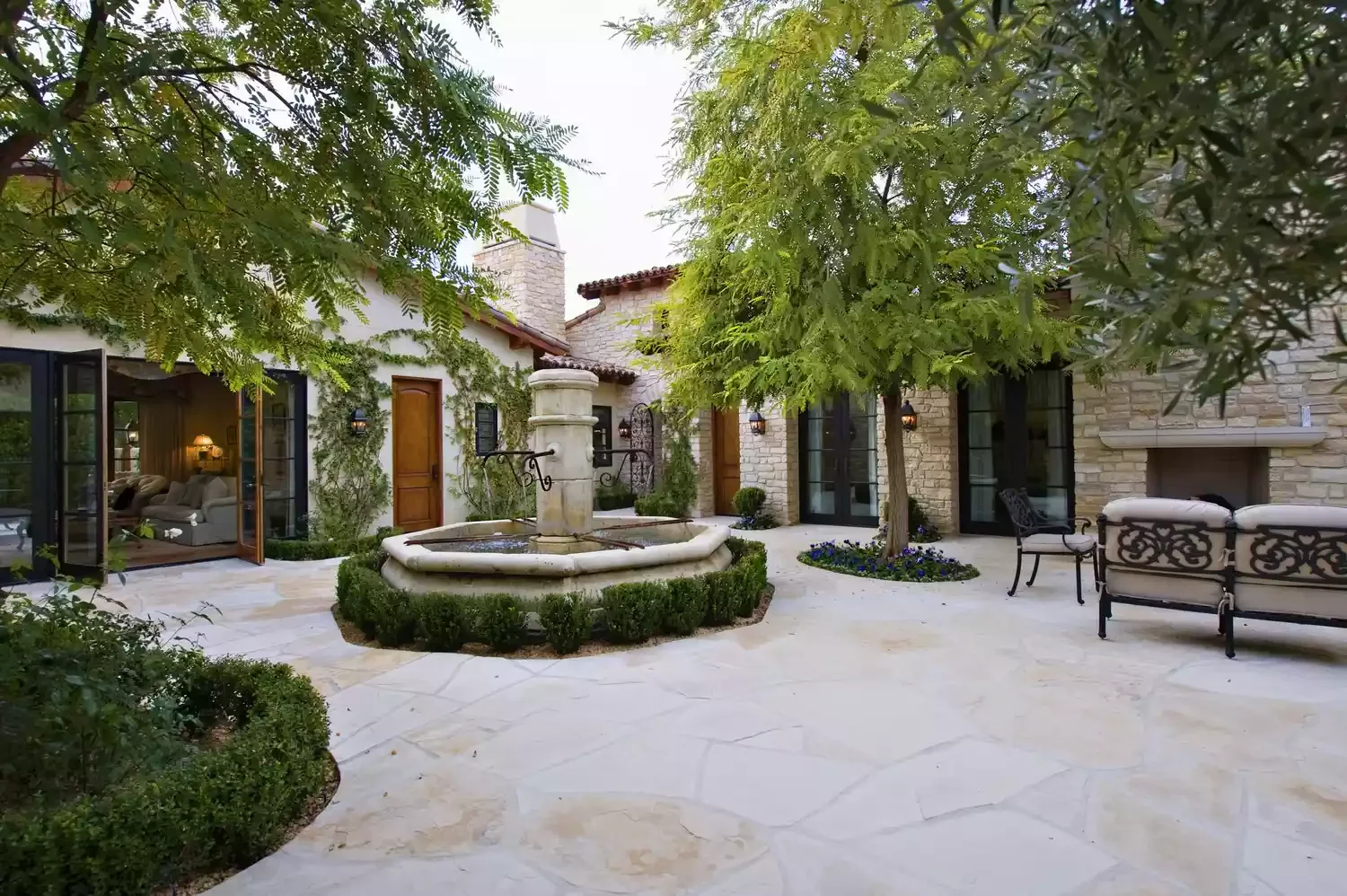 52 Beautiful Courtyard Ideas That Transform Your Outdoor Living Space Flagstone Courtyard