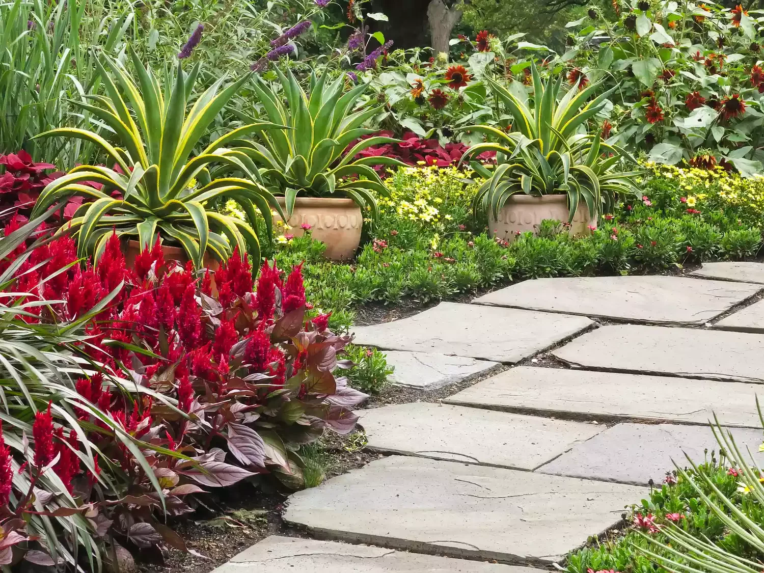 30 Affordable and Creative Ways to Define Your Garden Boundaries Flagstone Edging Path