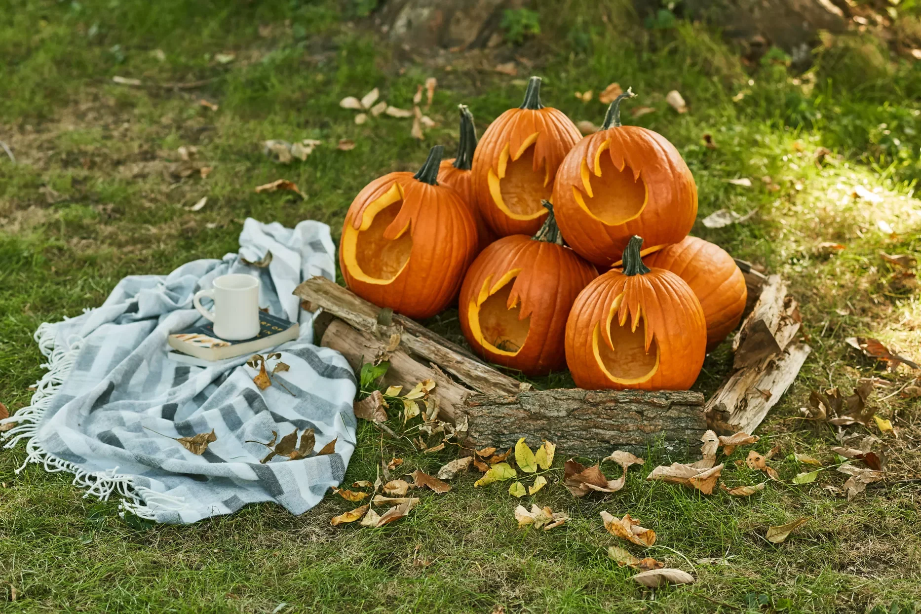 56 Creative DIY Halloween Decorations for Outdoor Spaces 18 Flaming Pumpkin Display