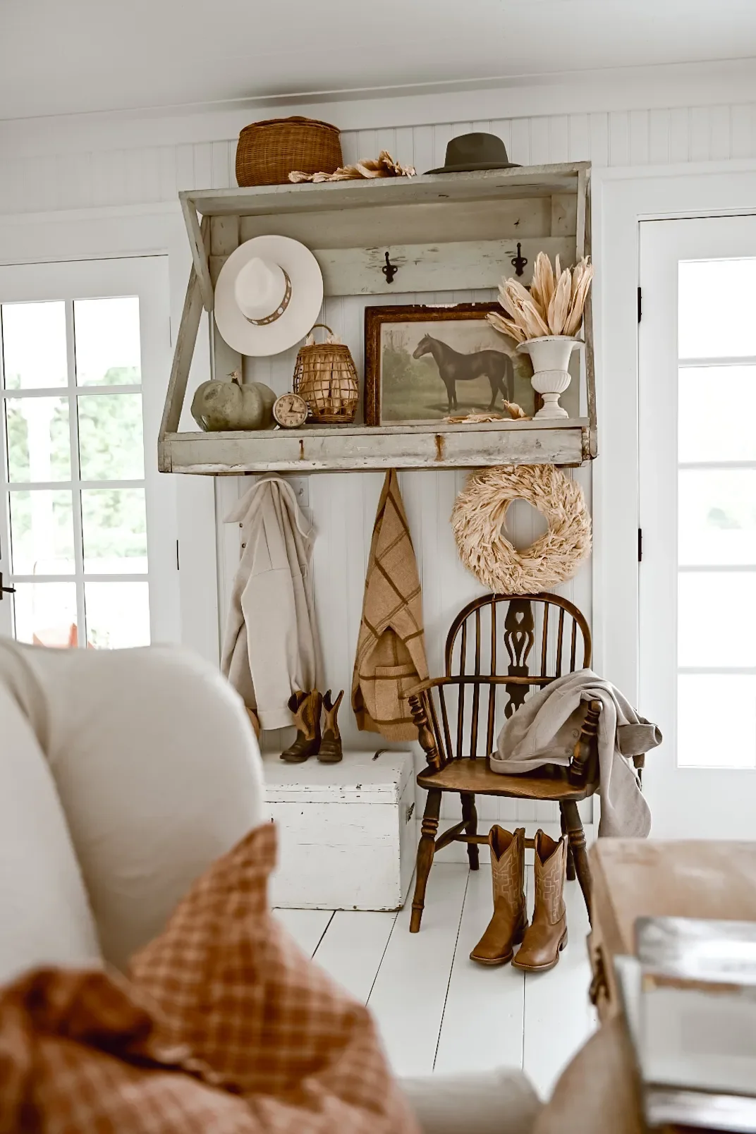 51 Cozy Farmhouse Wall Decorating Ideas That'll Transform Your Space 16 Flea Market Finds