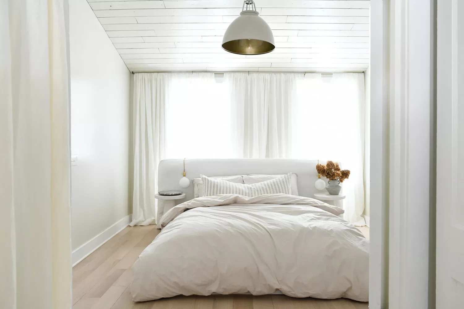 77 Bedroom Design Ideas That Perfectly Balance Personal Style and Sophistication Float the Bed