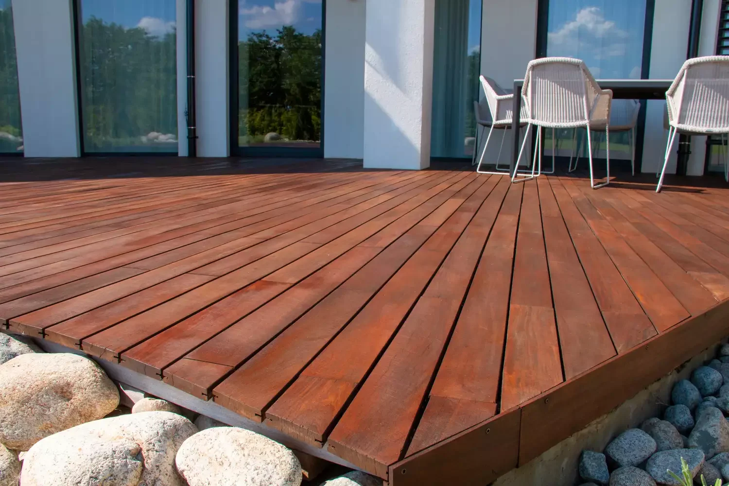 15 Creative Deck Skirting Ideas to Transform Your Outdoor Space 4 Floating Deck Skirting