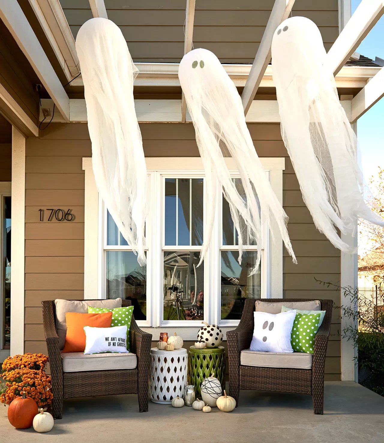80 Quick Halloween Crafts You Can Complete in One Day 14 Floating Front Porch Ghosts