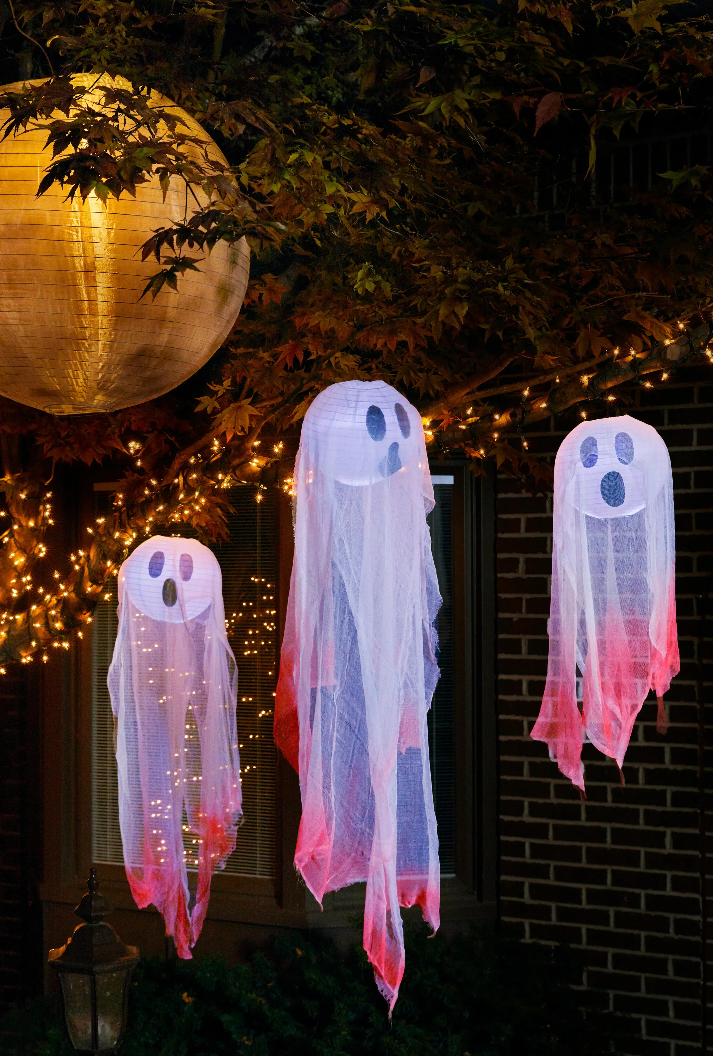 56 Creative DIY Halloween Decorations for Outdoor Spaces 3 Floating Ghosts