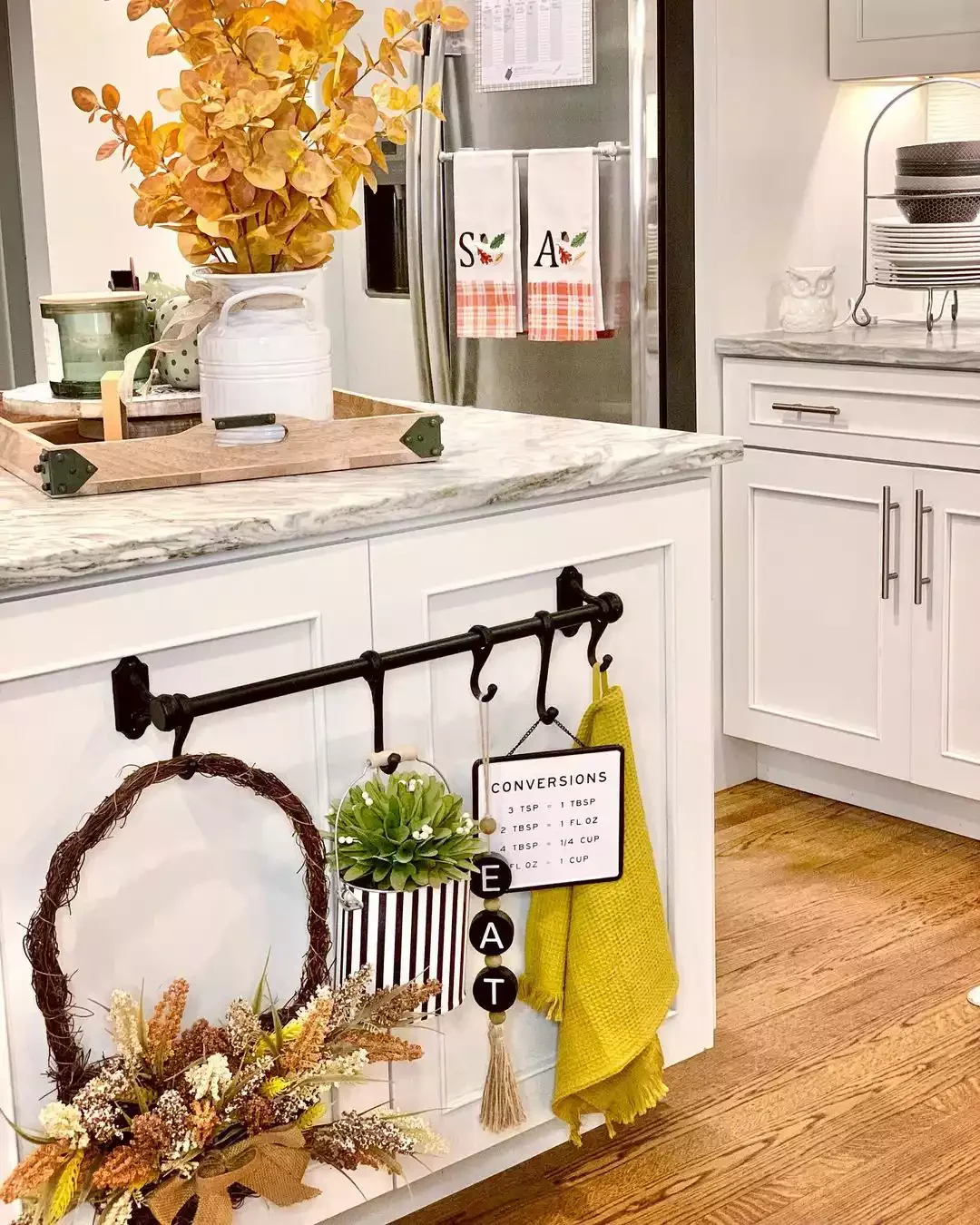 24 Subtle Fall Kitchen Decorating Ideas That Bring Perfect Autumn Warmth 23 Floral Decor