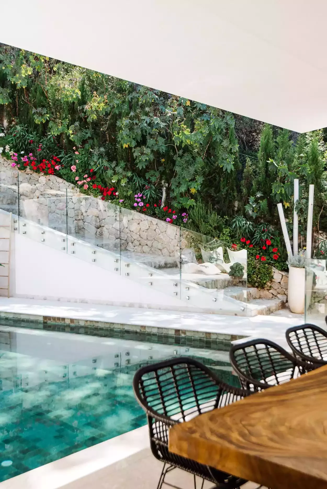 37 Stunning Retaining Wall Ideas to Transform Your Sloped Backyard Floral Retaining Wall
