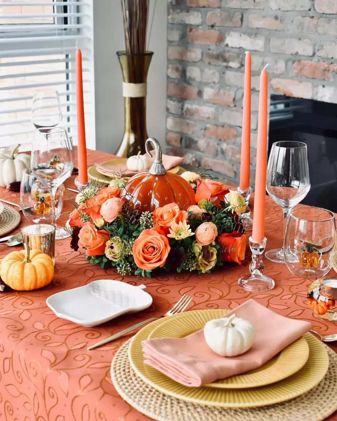 62 Stunning Thanksgiving Table Ideas That Will Wow Your Guests 3 Floral Wreath Centerpiece