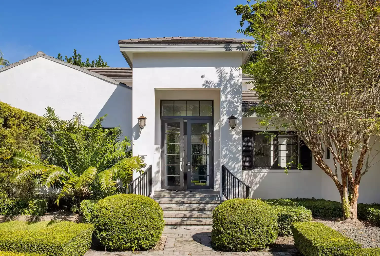 47 Small Front Yard Landscaping Ideas That Will Transform Your Home's Curb Appeal Focus on Shrubs