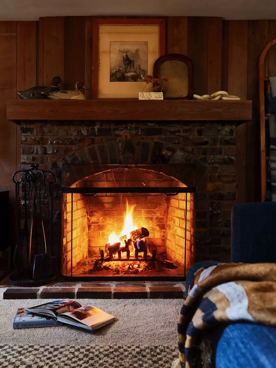 18 Rustic Cabin Decorating Ideas to Create Your Perfect Cozy Retreat 8 Focus on the Fireplace