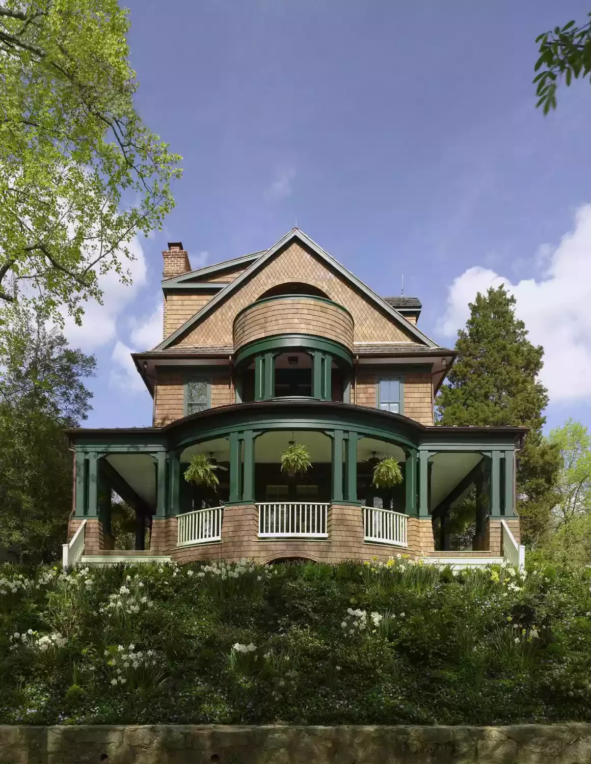 20 Beautiful Window Trim Ideas That Will Transform Your Home's Exterior 19 Forest Green
