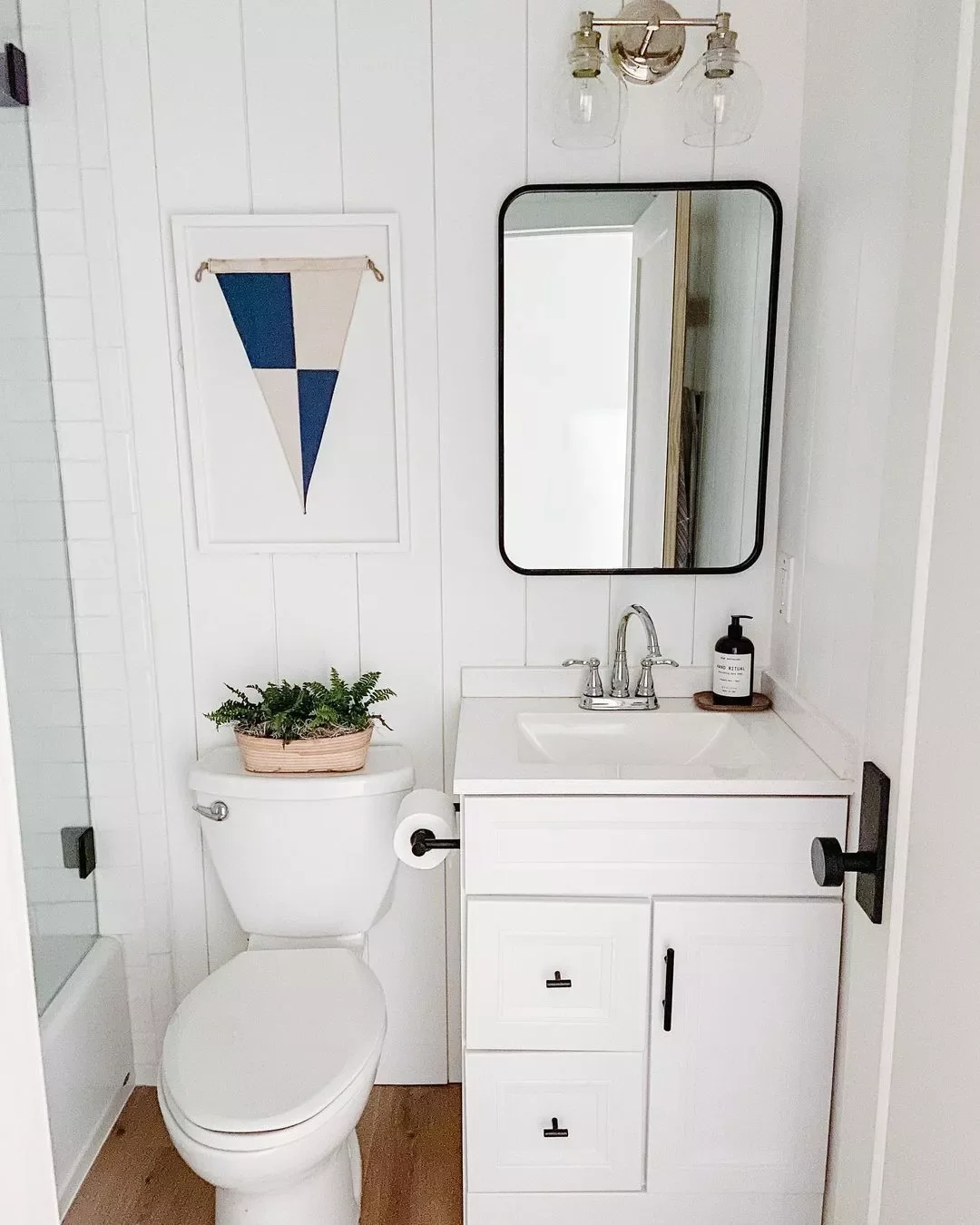 30 Beach-Inspired Bathroom Ideas That Bring Coastal Vibes Home 10 Frame a Pennant