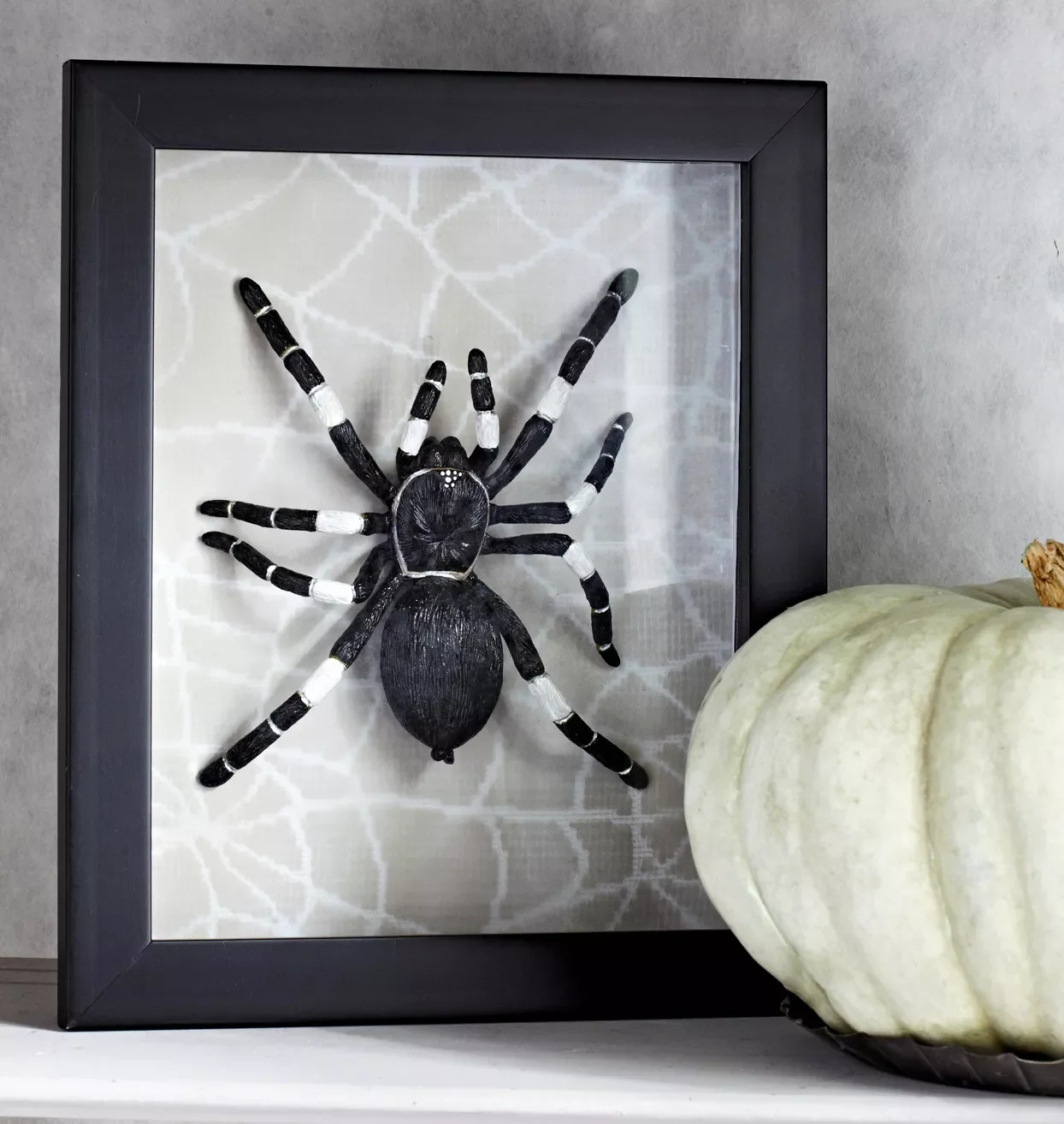 80 Quick Halloween Crafts You Can Complete in One Day 35 Framed Spider