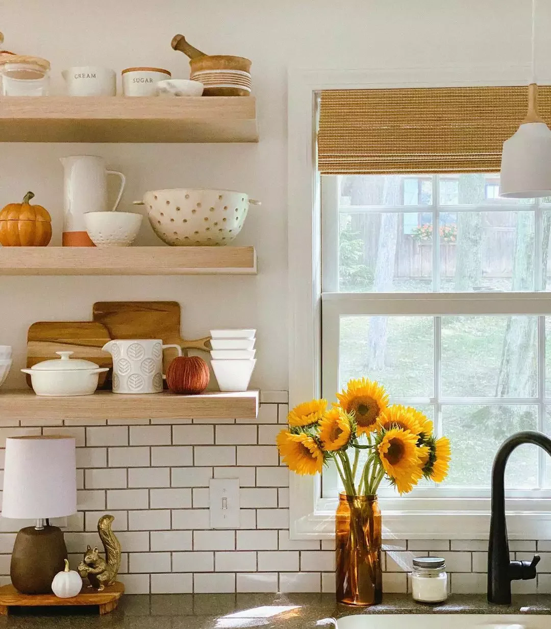 24 Subtle Fall Kitchen Decorating Ideas That Bring Perfect Autumn Warmth 22 Fresh Decor