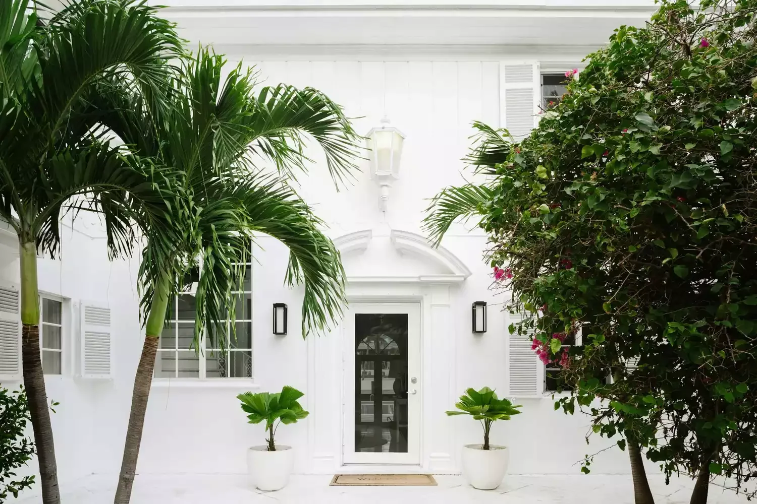 52 Beautiful Courtyard Ideas That Transform Your Outdoor Living Space Front Courtyard