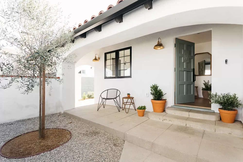 52 Beautiful Courtyard Ideas That Transform Your Outdoor Living Space Front Courtyard