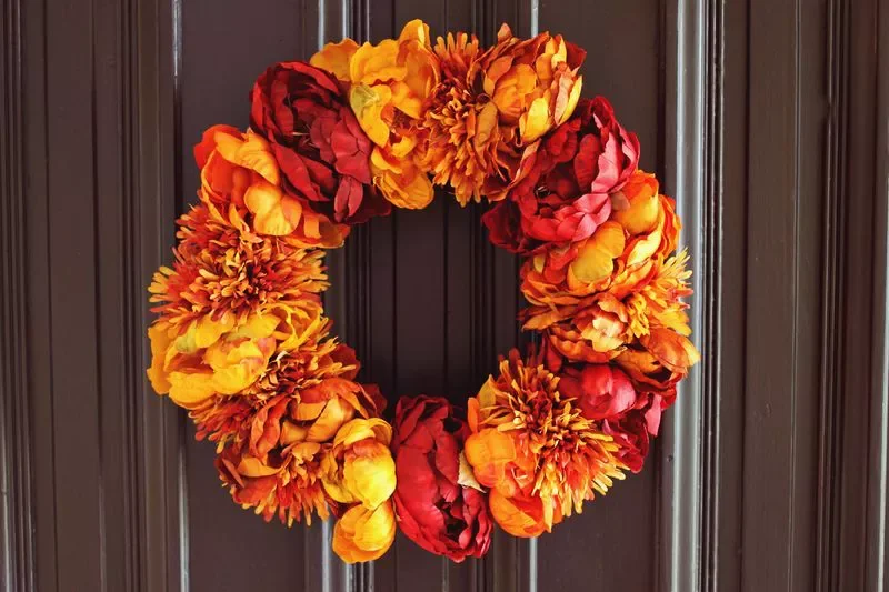 55 Stunning Thanksgiving Décor Ideas to Transform Your Home with Style 47 Front Door Floral Wreath