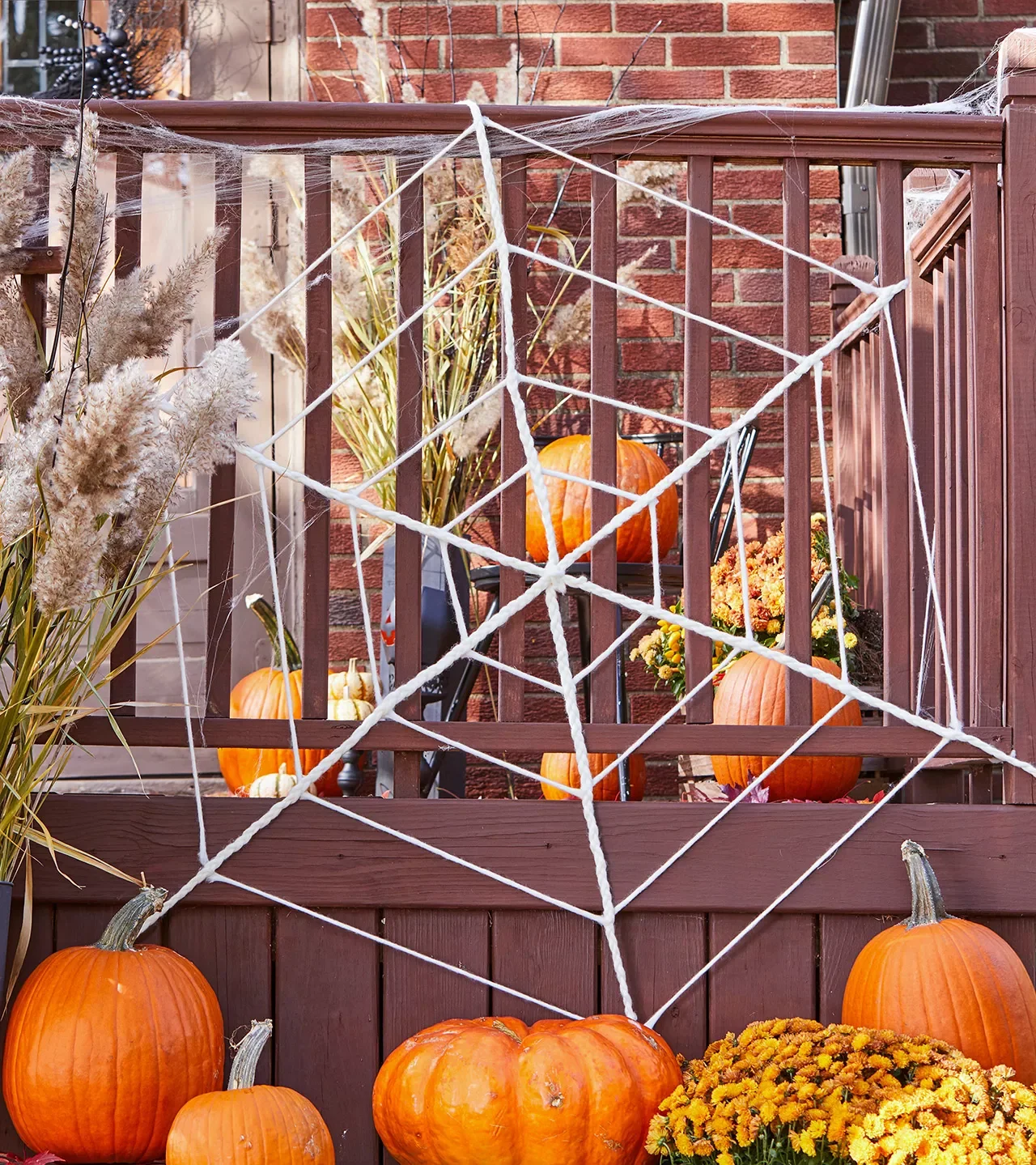 80 Quick Halloween Crafts You Can Complete in One Day 43 Front Porch Braided Spiderweb