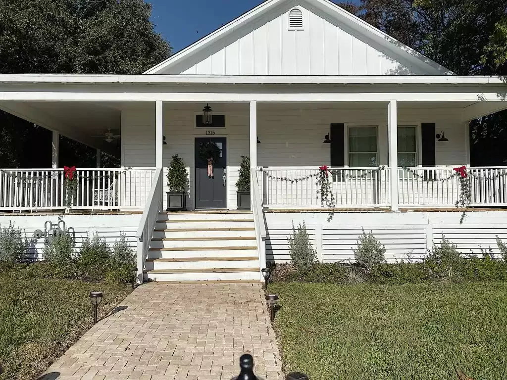 68 Christmas Front Porch Ideas That Make Your Home the Envy Front Porch Railings