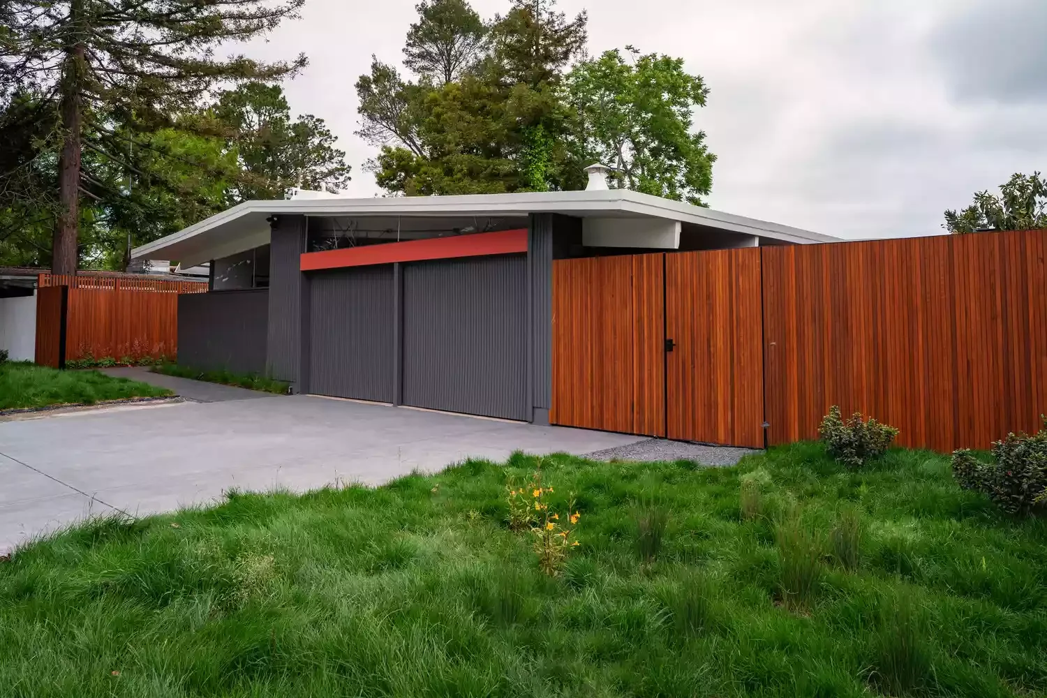 53 Stunning Privacy Fence Ideas to Transform Your Outdoor Space into a Private Paradise Front Privacy Fence