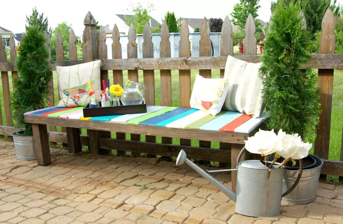 15 Creative Ways to Transform Wooden Pallets Into Stunning Garden Decor 9 Garden Bench