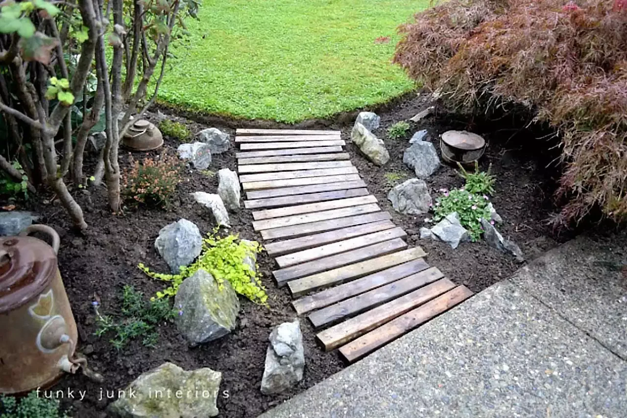 15 Creative Ways to Transform Wooden Pallets Into Stunning Garden Decor 3 Garden Walkway