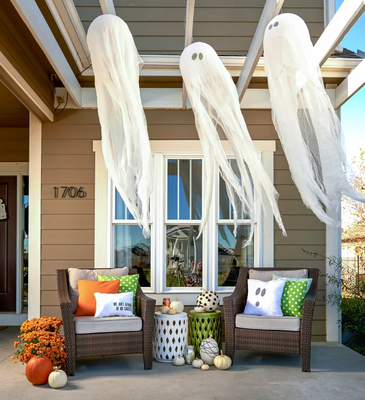 56 Creative DIY Halloween Decorations for Outdoor Spaces 28 Gauzy Ghosts