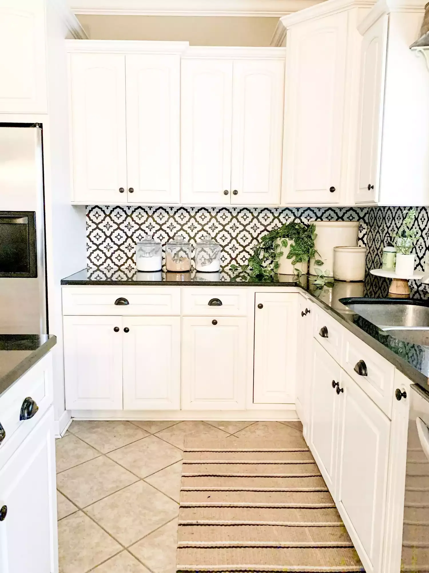 37 Stunning Backsplash Ideas That Make White Cabinets and Granite Countertops Shine Geometric Pattern