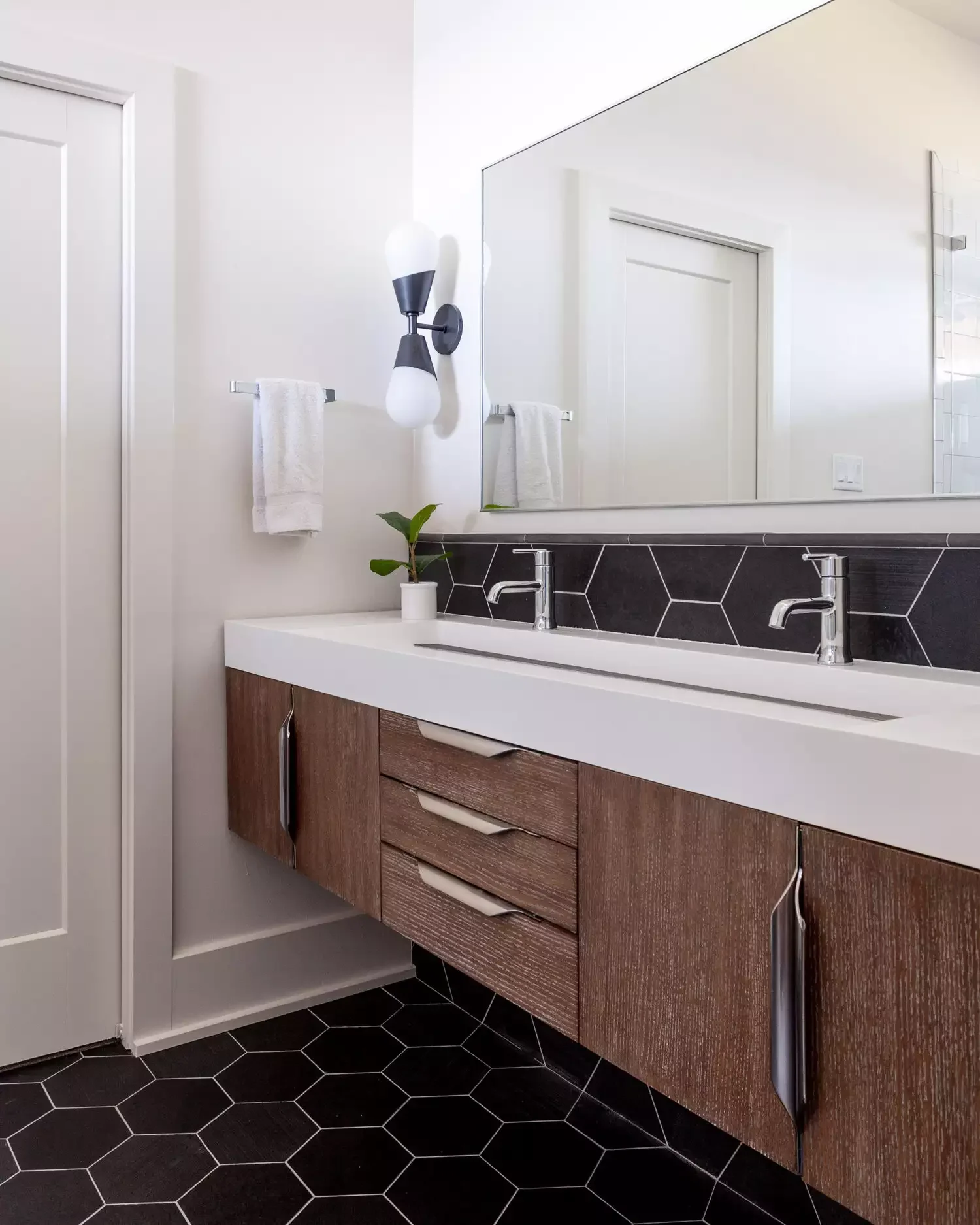 53 Modern Bathroom Ideas That Will Transform Your Space 4 Geometric Tile