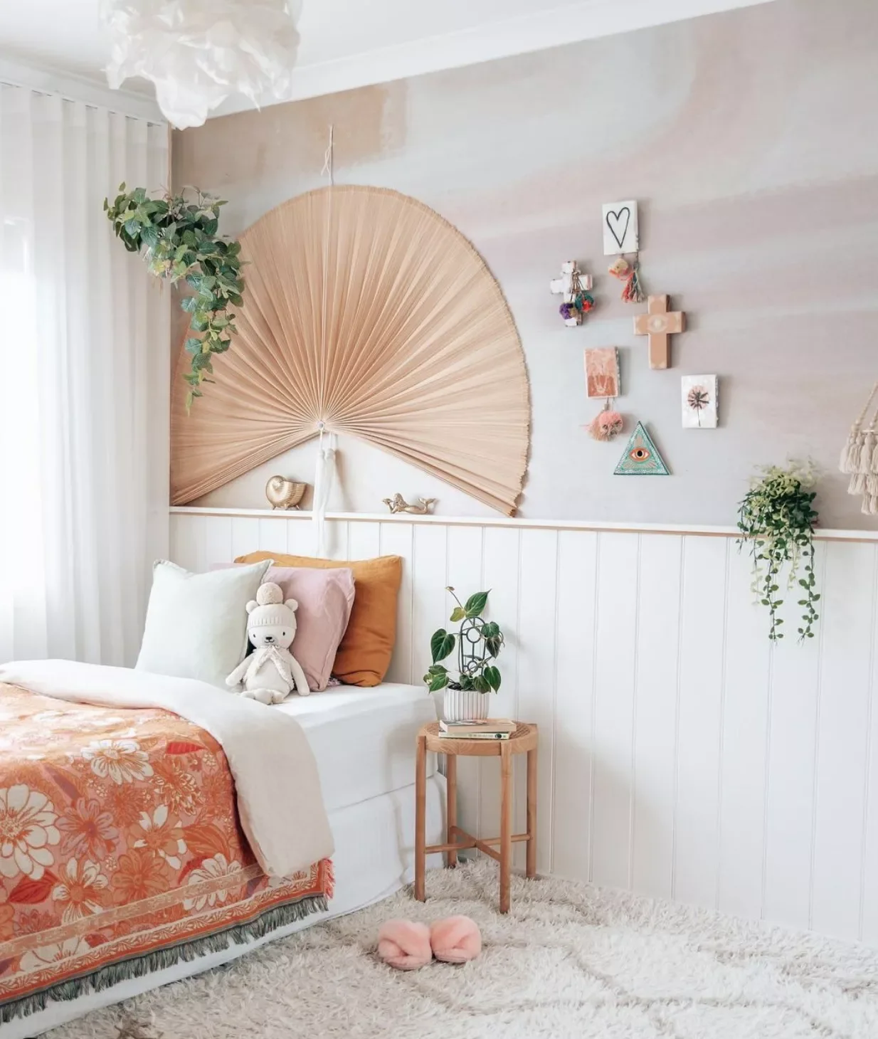 18 Adorable Bedroom Ideas Your Little Girl Will Absolutely Love 7 Get Creative with Wall Art