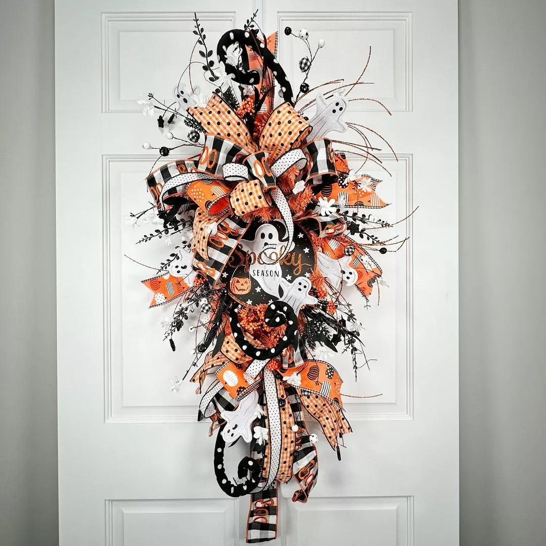 45 Spooktacular Halloween Wreath Ideas That Will Make Your Front Door the Neighborhood's Favorite Stop 20 Ghost Halloween Wreath