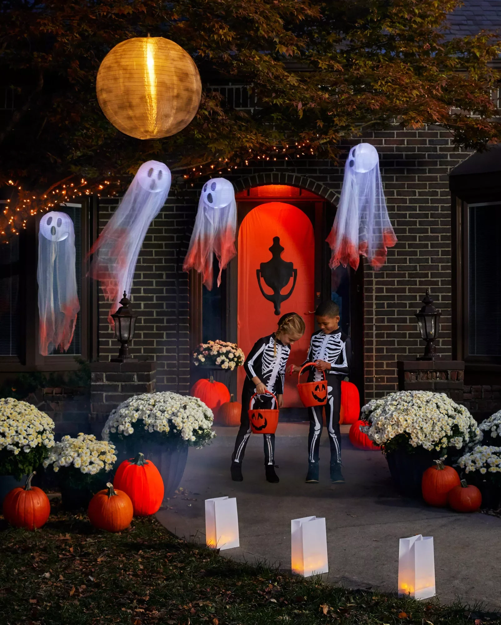 31 Spooky Halloween Front Porch Decorating Ideas for Fall 19 Ghost Lights
