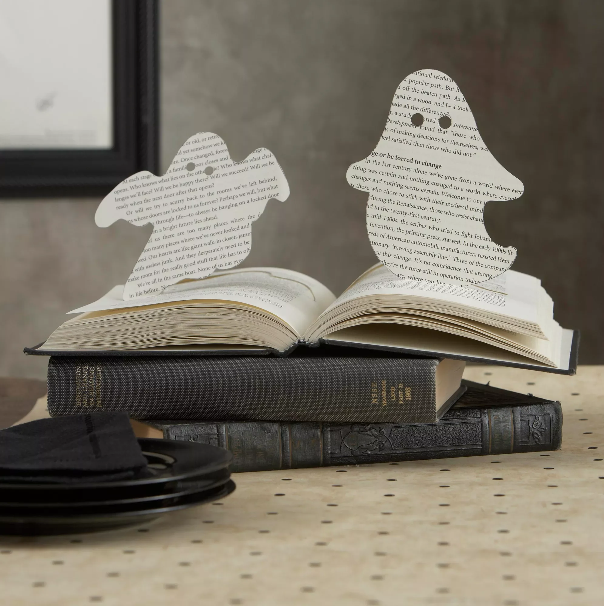 80 Quick Halloween Crafts You Can Complete in One Day 27 Ghostly Book Pop-Ups
