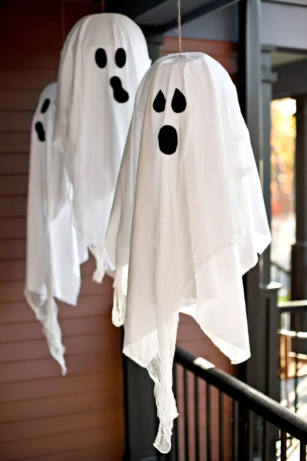 80 Quick Halloween Crafts You Can Complete in One Day 57 Ghostly Welcome