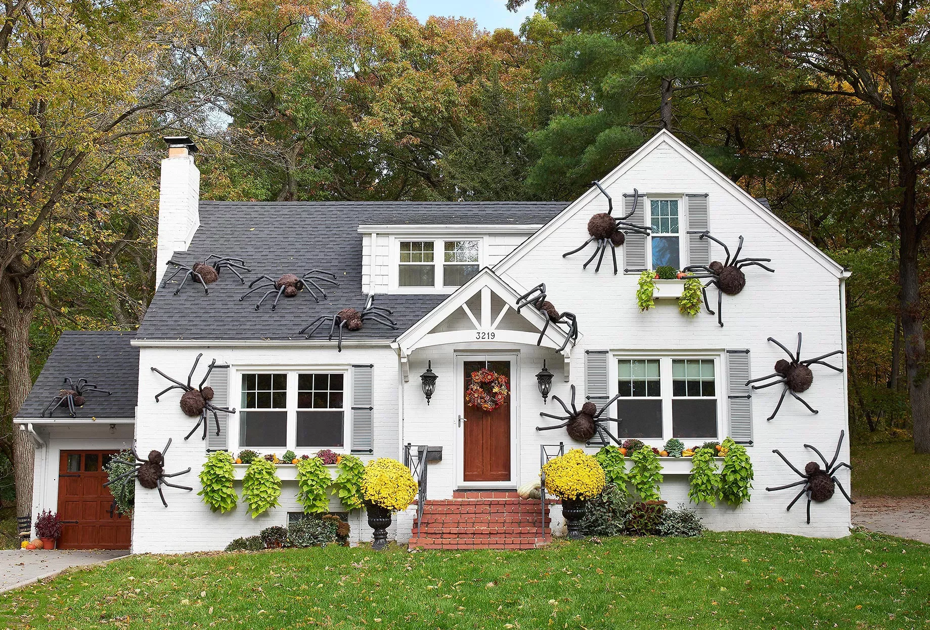 56 Creative DIY Halloween Decorations for Outdoor Spaces 34 Giant Furry Spiders