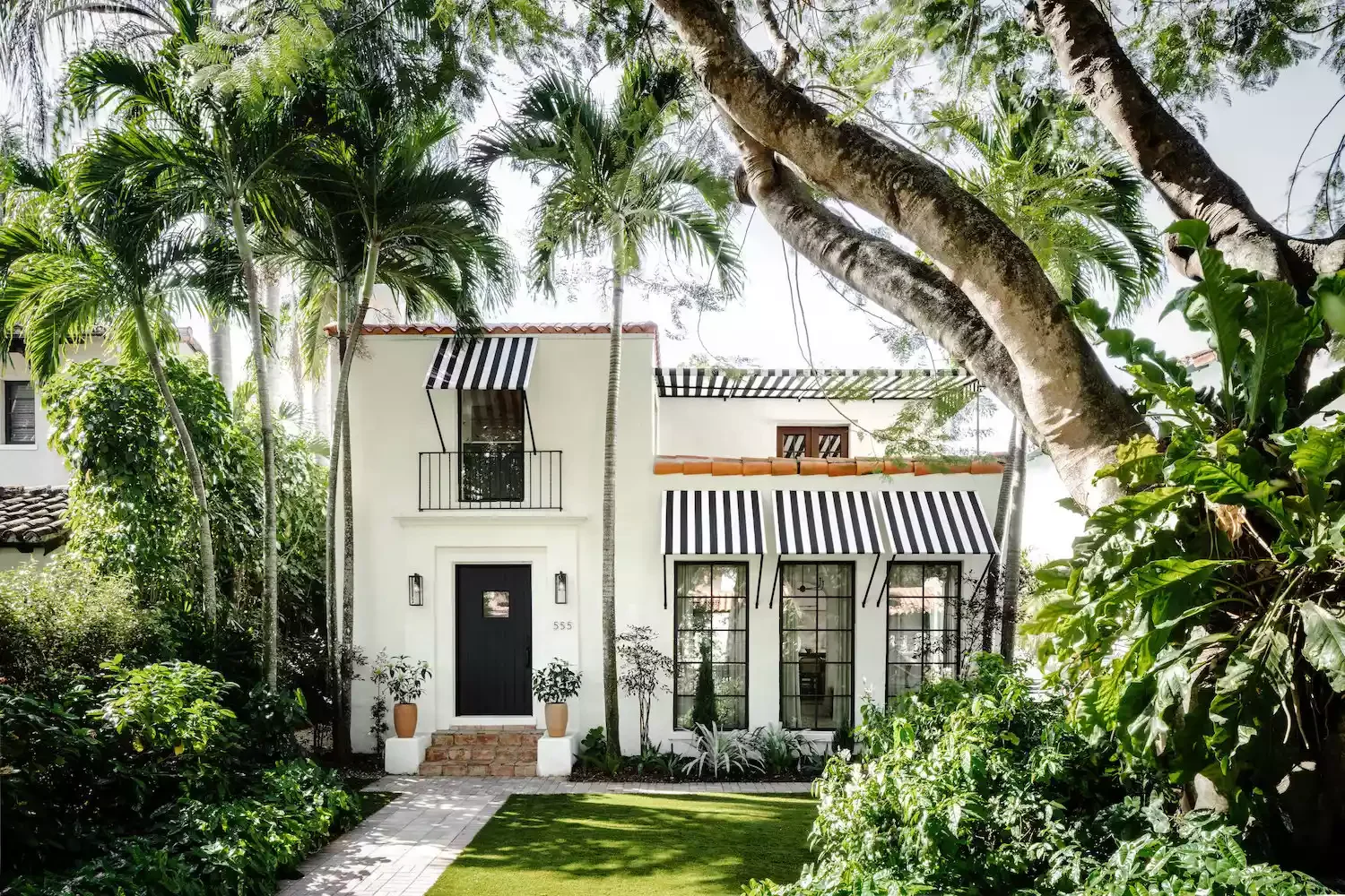 82 Stunning Front Yard Landscaping Ideas to Transform Your Home's Curb Appeal This Spring Glorious Tropical Glamour