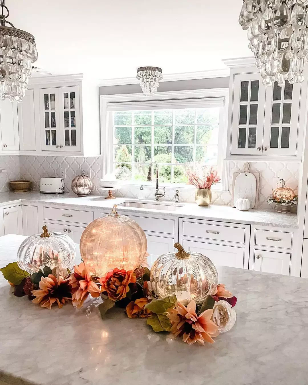 24 Subtle Fall Kitchen Decorating Ideas That Bring Perfect Autumn Warmth 19 Glowy Decor