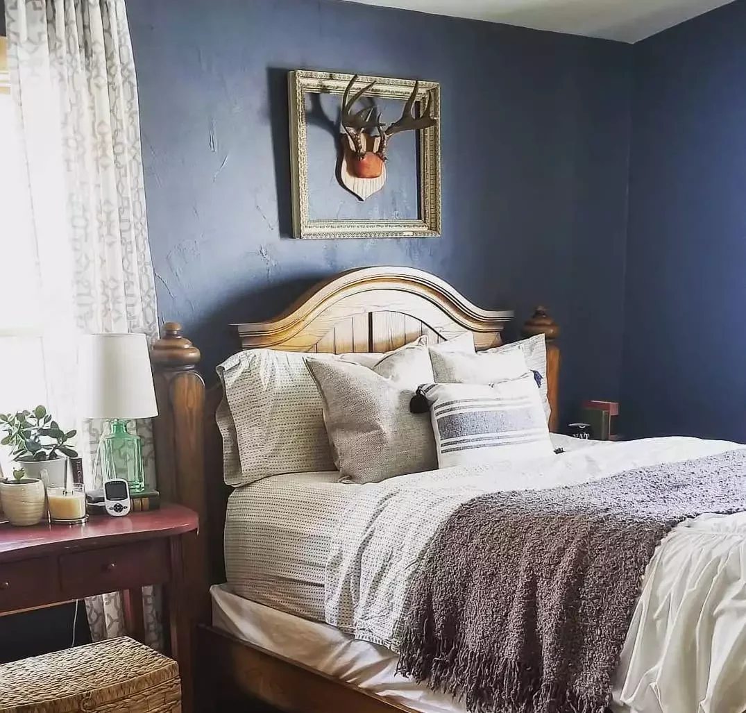 25 Stunning Navy Blue Bedroom Ideas That Will Transform Your Space 19 Go Antique Farmhouse Style