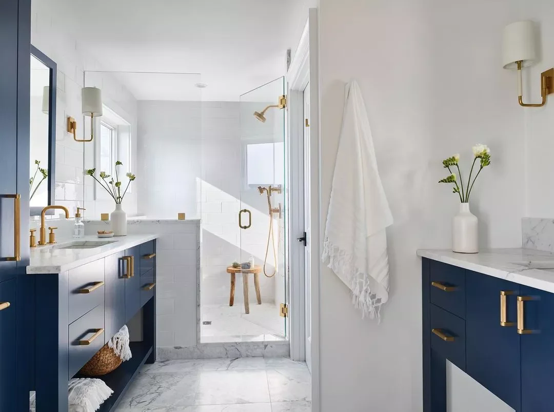 30 Beach-Inspired Bathroom Ideas That Bring Coastal Vibes Home 5 Go Blue and White
