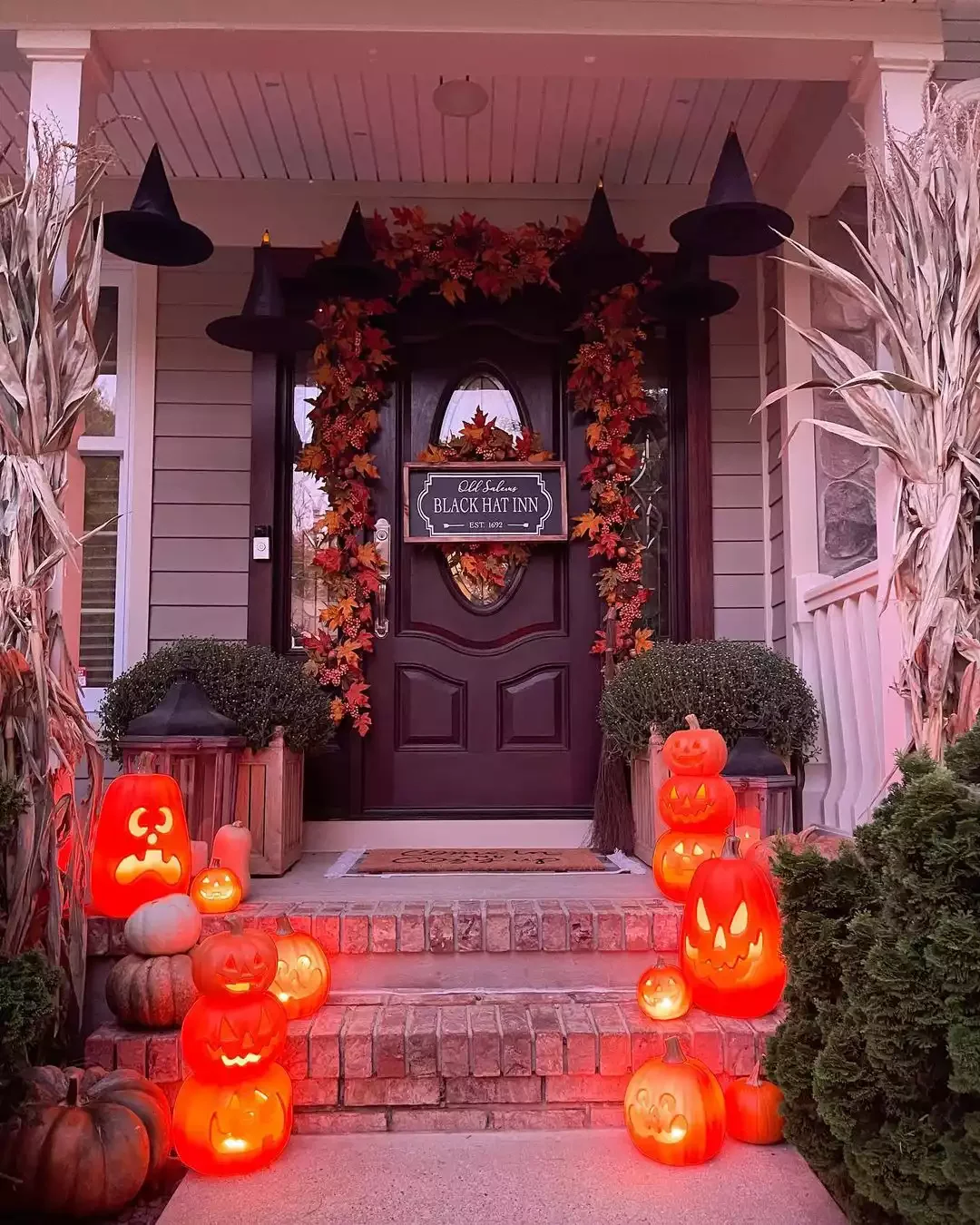 33 Spooktacular Halloween Front Porch Ideas That'll Make Your Home the Neighborhood's Must-See Destination 2 Go Classic With Jack-O-Lanterns