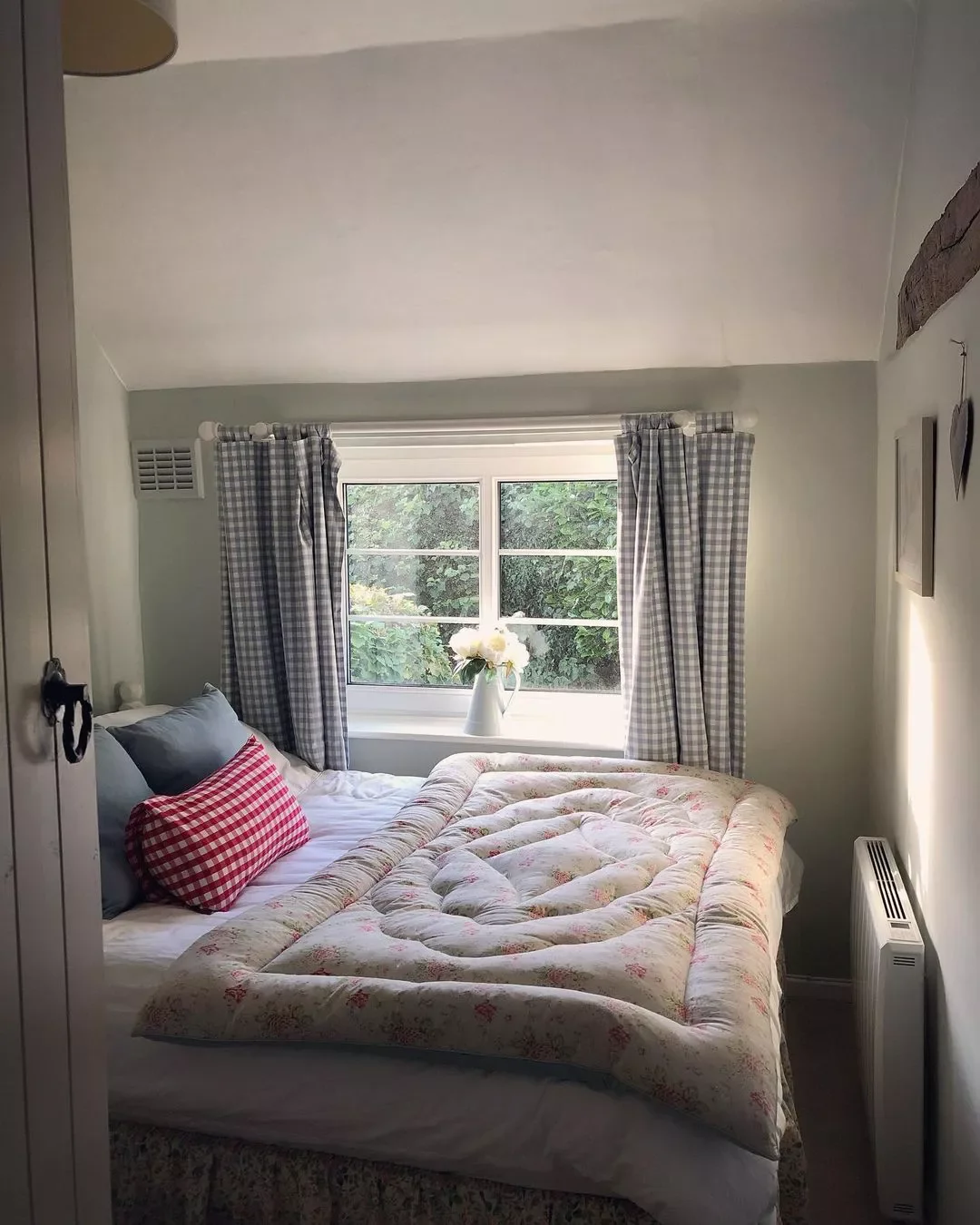 34 Dreamy Cottagecore Bedroom Ideas That Will Make You Want to Redecorate Tonight 26 Go Gingham